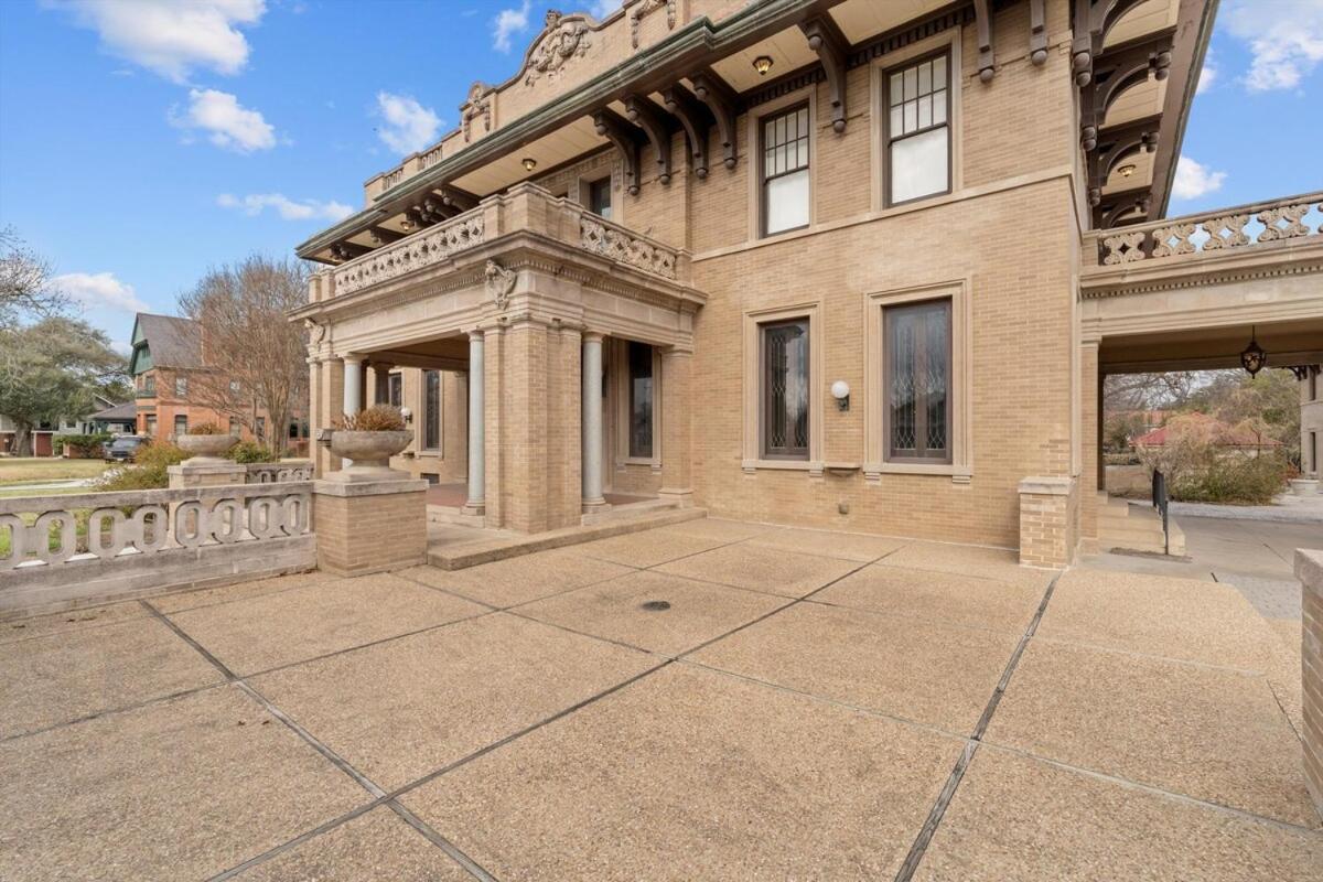 Historic Migel House In Downtown Waco Exterior photo
