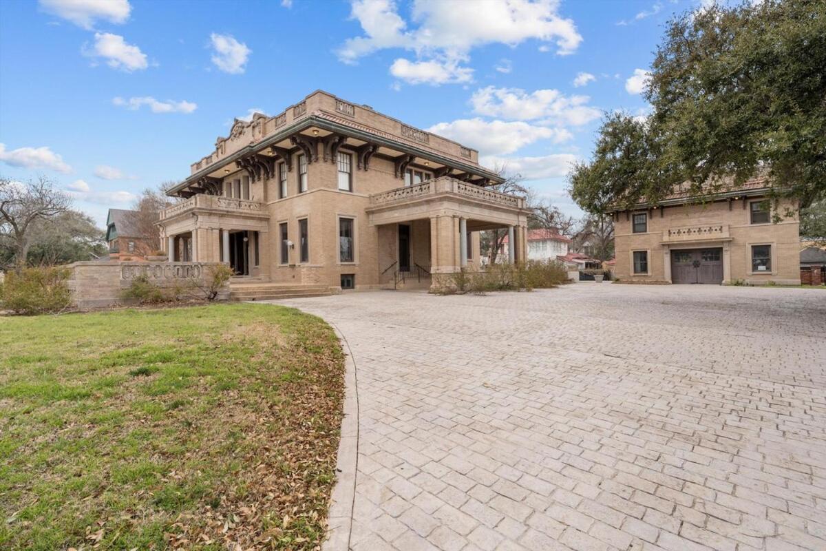 Historic Migel House In Downtown Waco Exterior photo