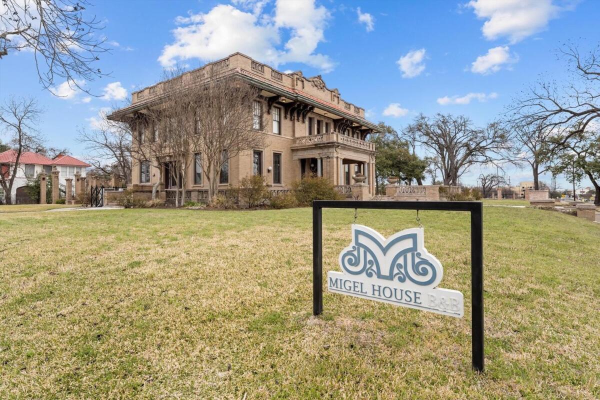 Historic Migel House In Downtown Waco Exterior photo