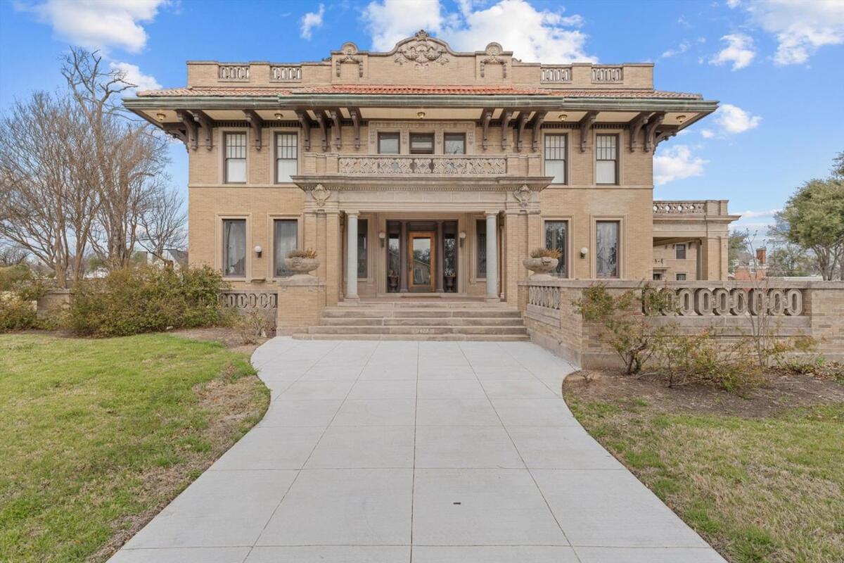 Historic Migel House In Downtown Waco Exterior photo