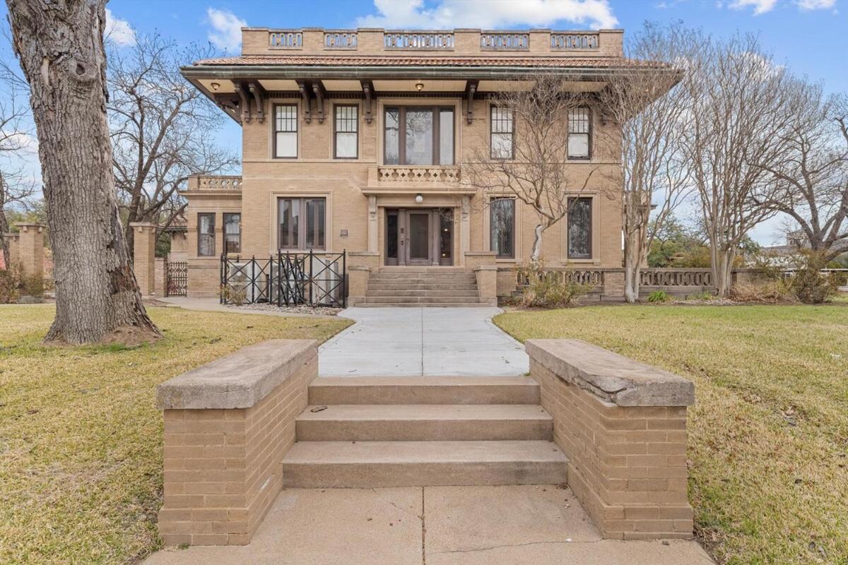 Historic Migel House In Downtown Waco Exterior photo